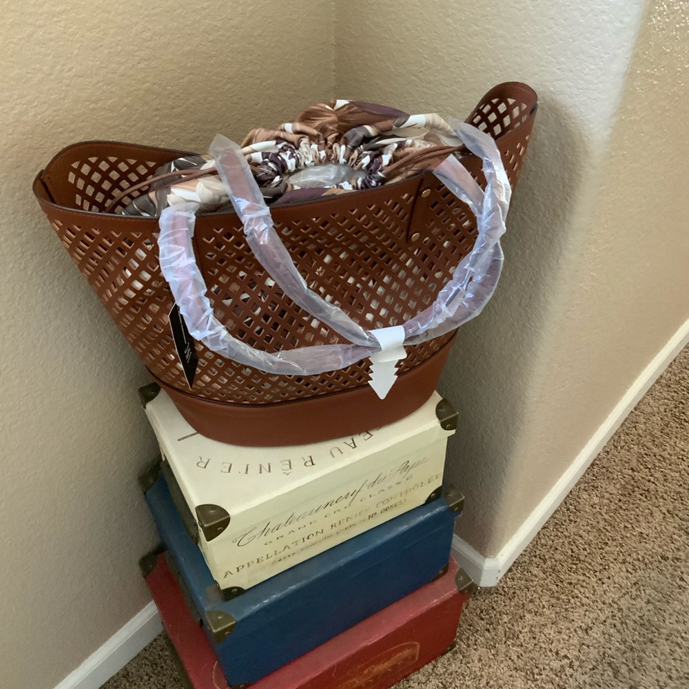 NWT Kourtney laser tote - Picture 3 of 5